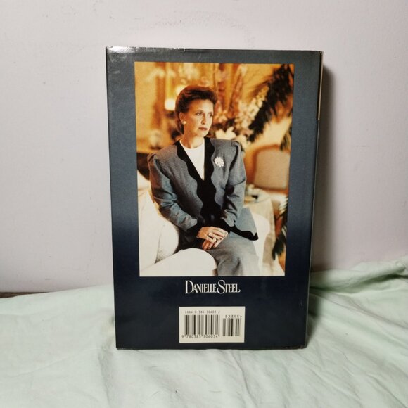1st Print Danielle Steele Vanished 1st Ed Hardcover Book - Picture 2 of 5